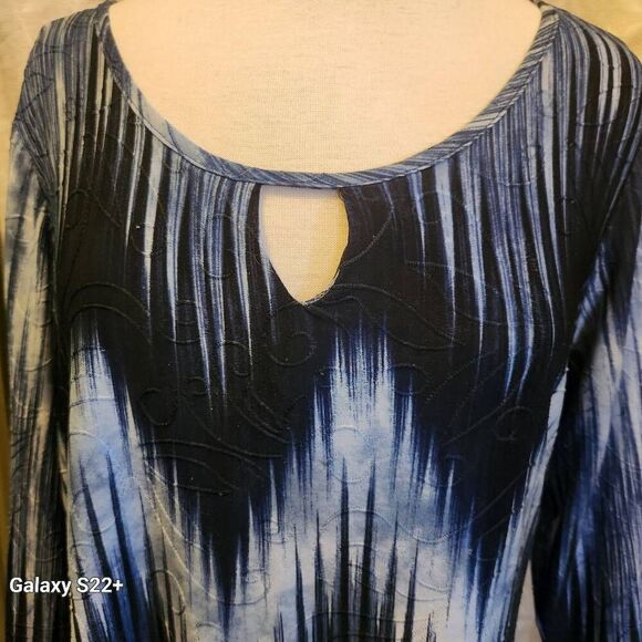 F58 Notations blue blouse with light embroidery pattern, longer at sides - Picture 2 of 10